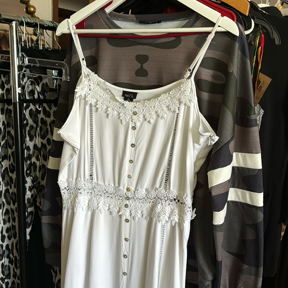 Rue 21 white maxi dress w/front opening on skirt, eyelet design,size XL